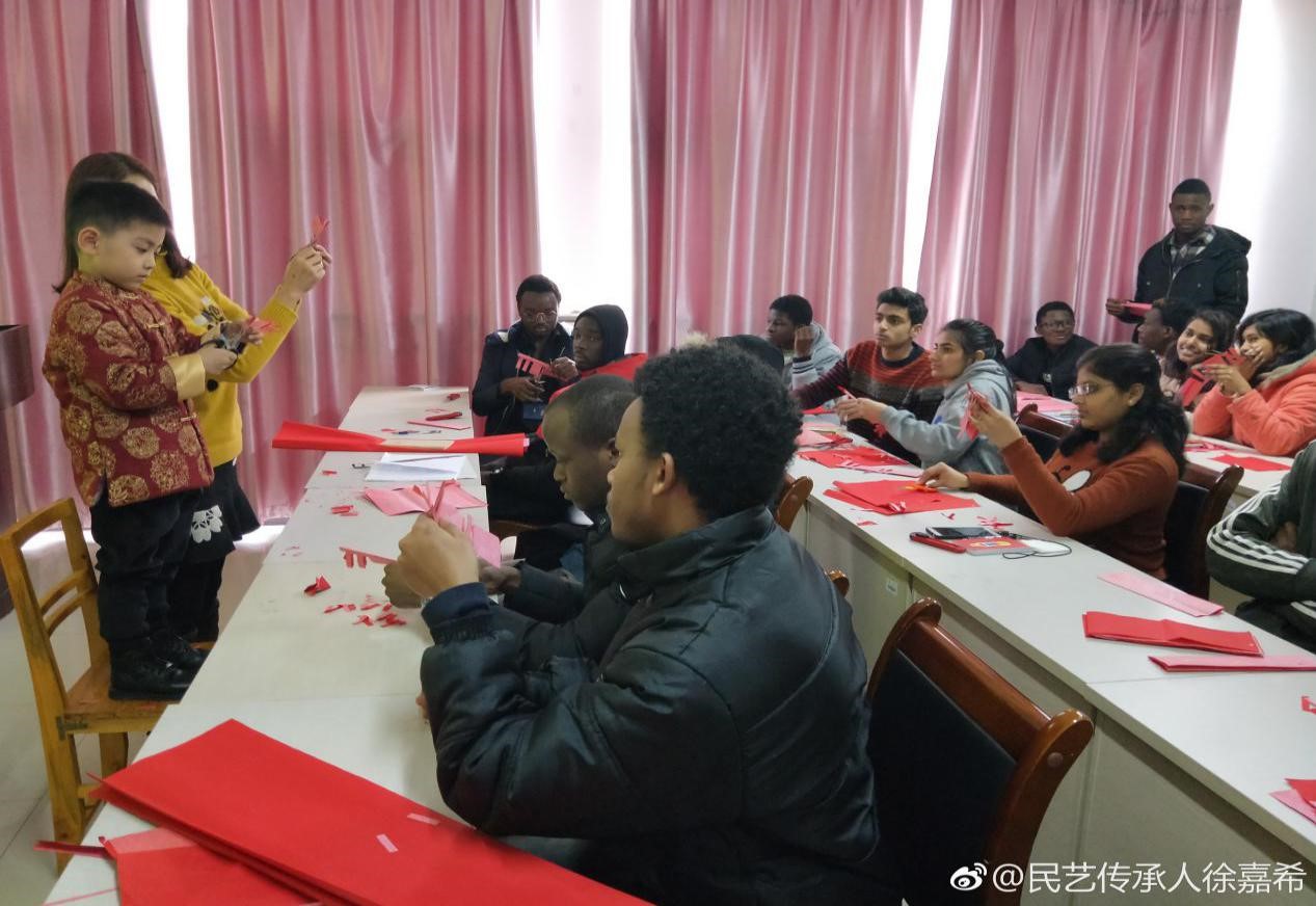 【剪纸故事】用"三心"雕琢璞玉 用陪伴给你成长的力量 / 袁通