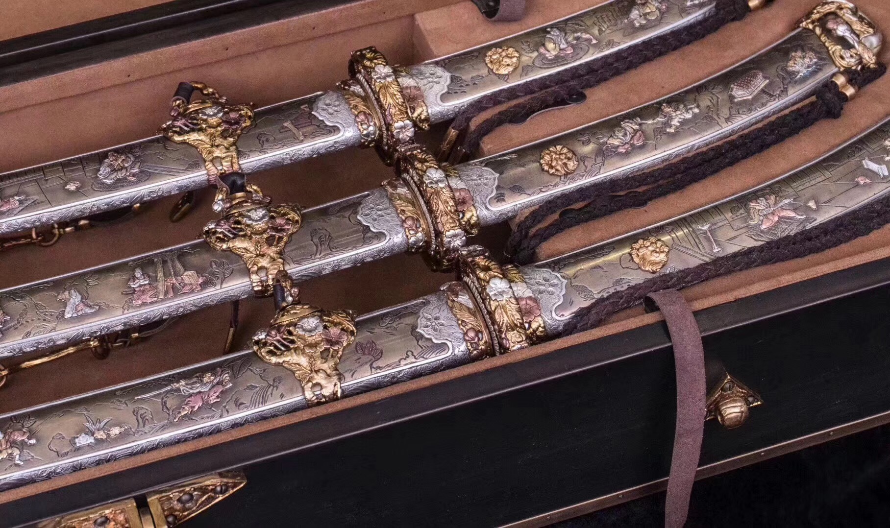 【铜鎏金错银刀】