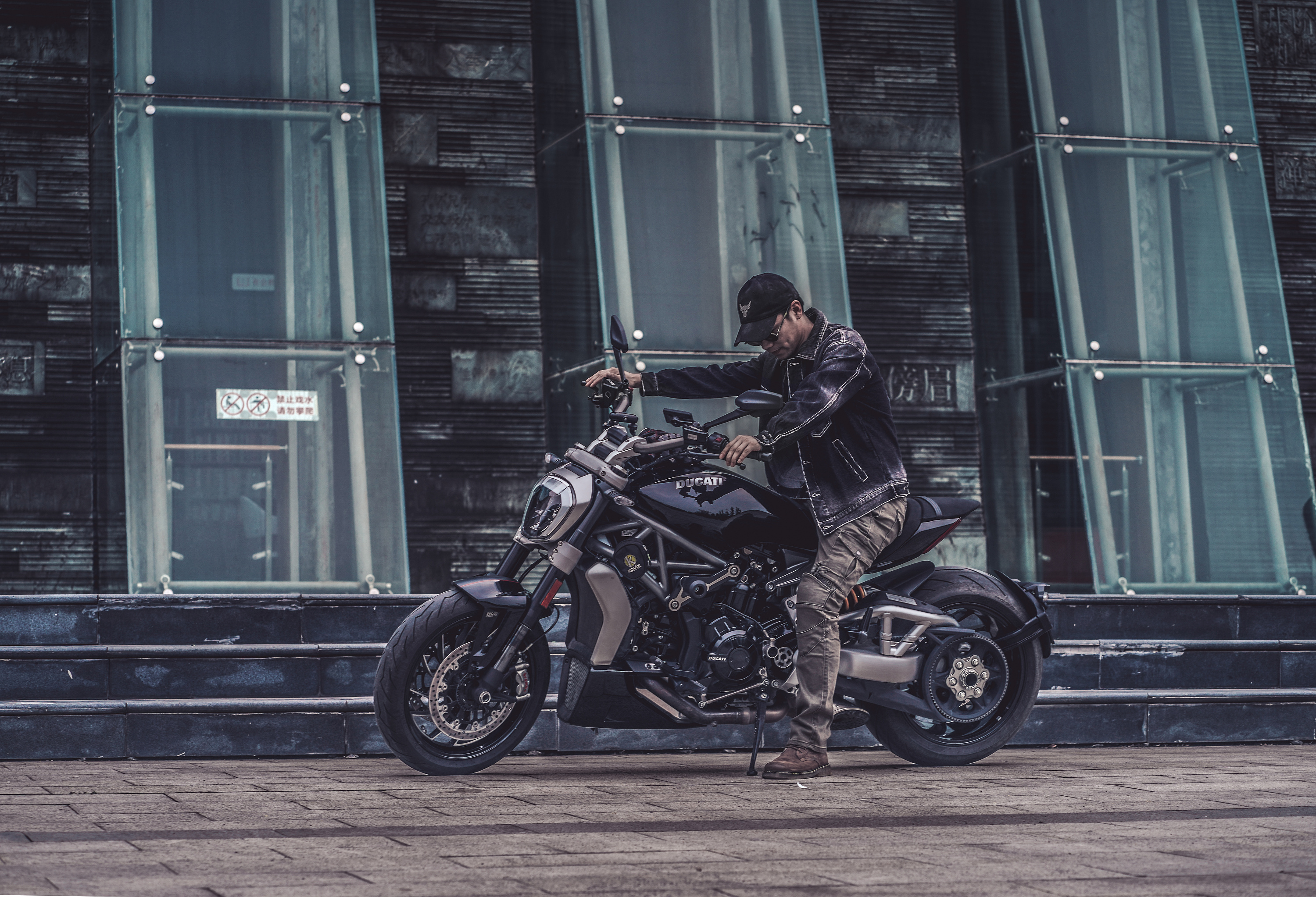 机车骑士的日常-杜卡迪大魔鬼