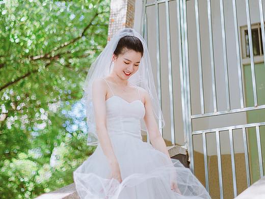 在夏天结束之前穿上小裙子拍照 