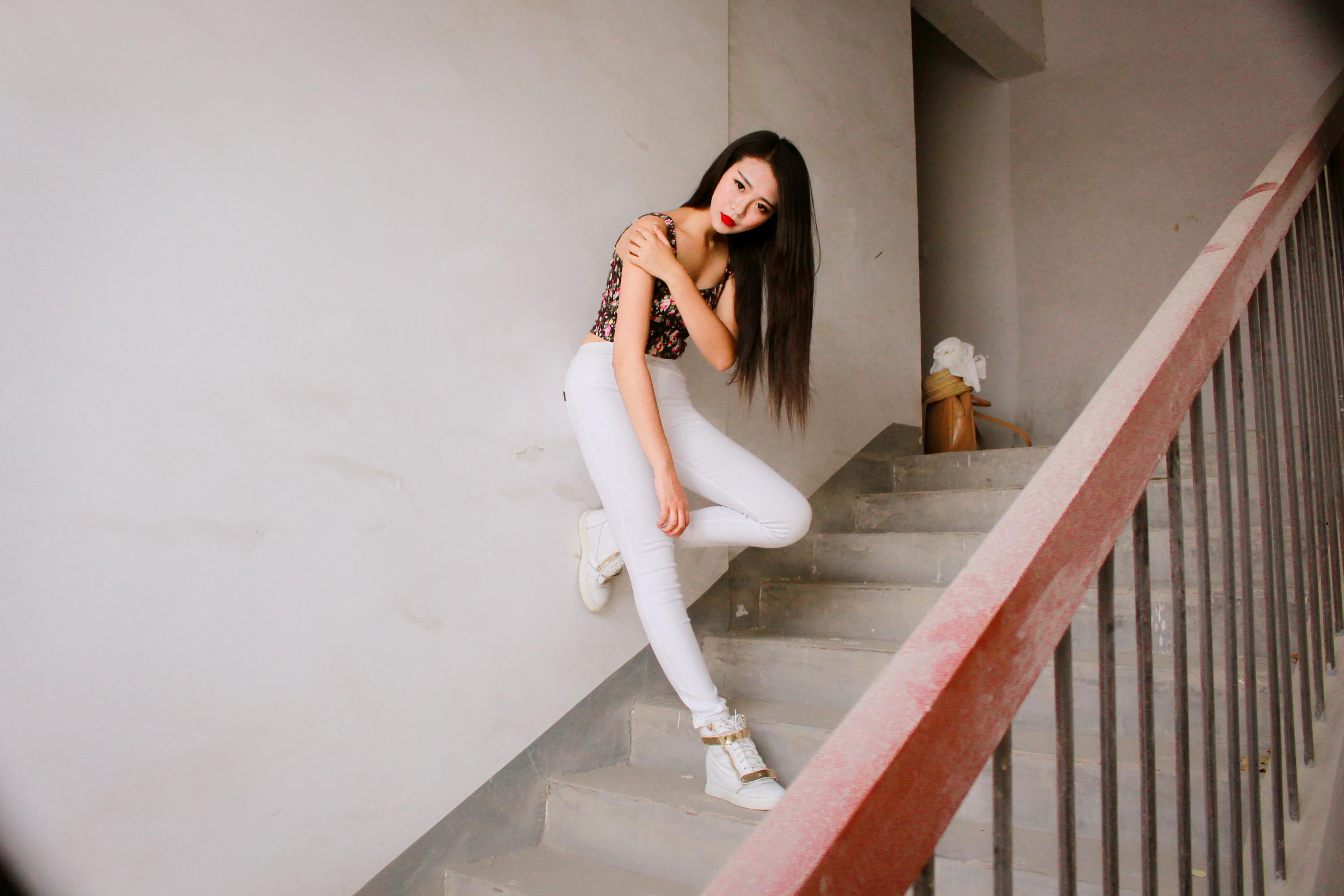 楼梯间的女孩|摄影|人像|如月尓 - 原创作品 - 站酷 (zcool)