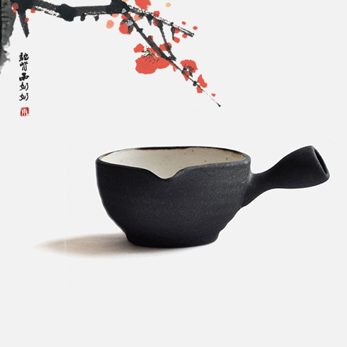 自然古朴的肌理感给人以温馨舒适、易于亲近之感,有手把的酱料碟子吃火锅什么的好用极了, 不会烫到手,又不会太重,神器有没有,拿着把倒酱汁的感觉瞬间感觉高大上萌萌哒