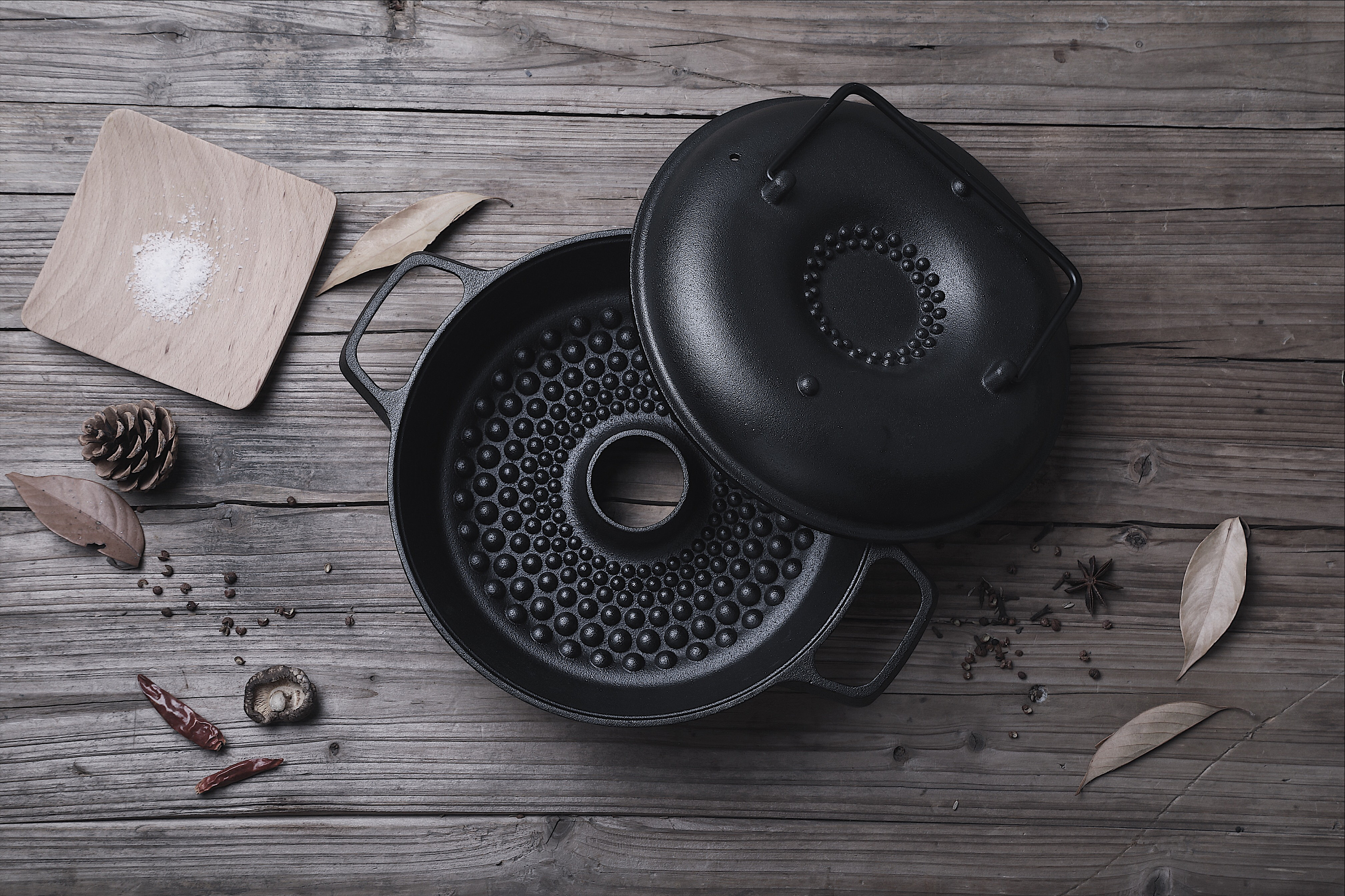 炊大皇厚铸铁锅场景摄影