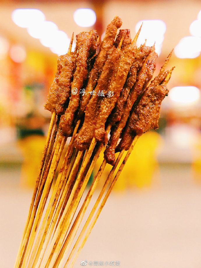 人生就是一串接着一串,在路边撸串。