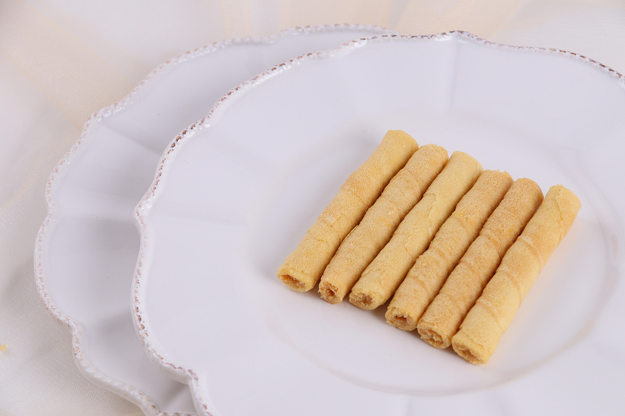 B08零食\C01-饼干膨化\V16奶油小蛋卷X1