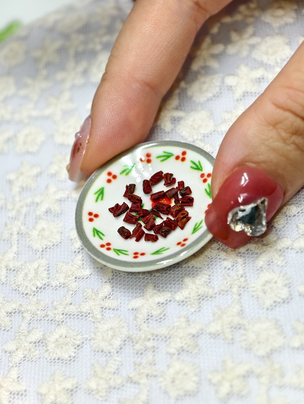 用粘土做了一碟干海椒和一碟葱白