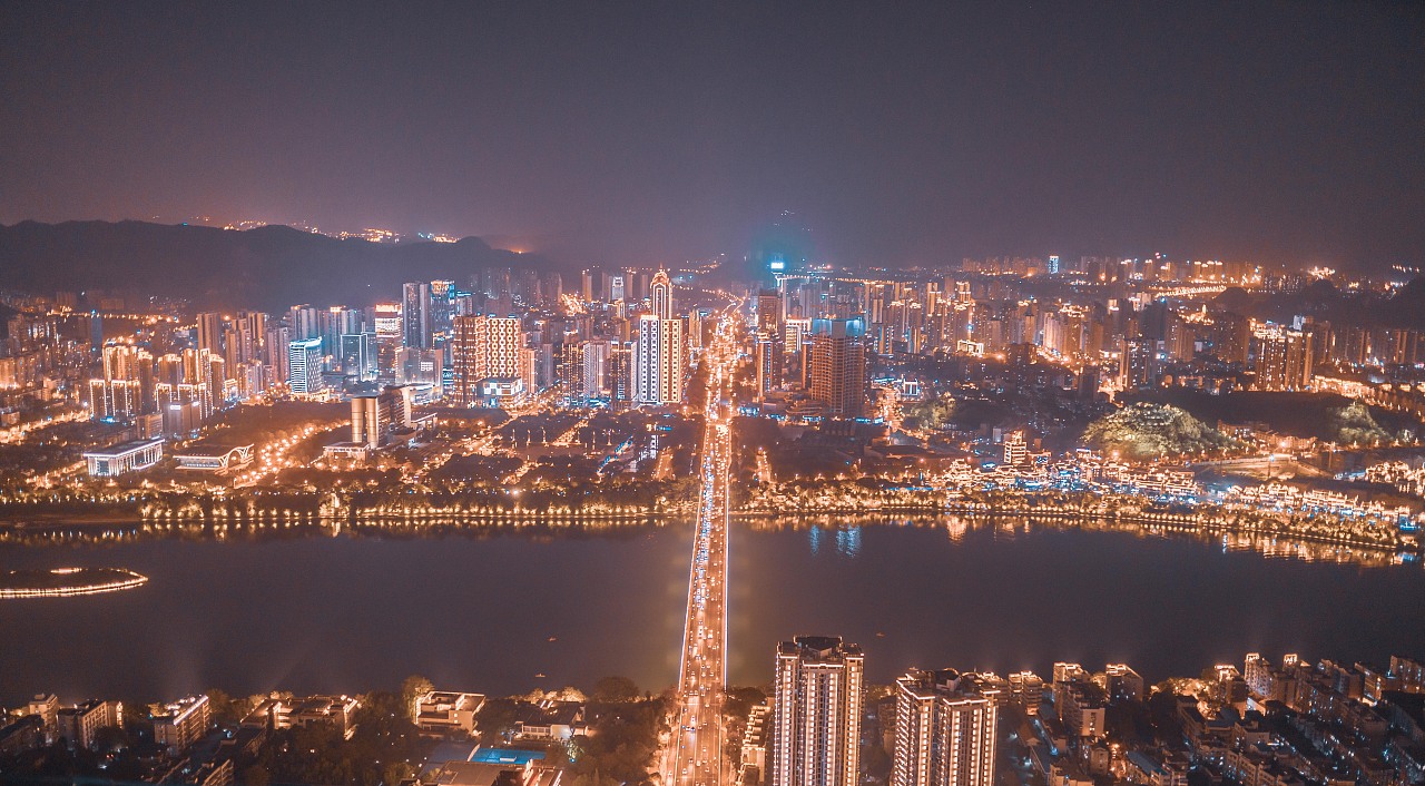 柳州地王国际财富中心顶楼俯拍全城20191029