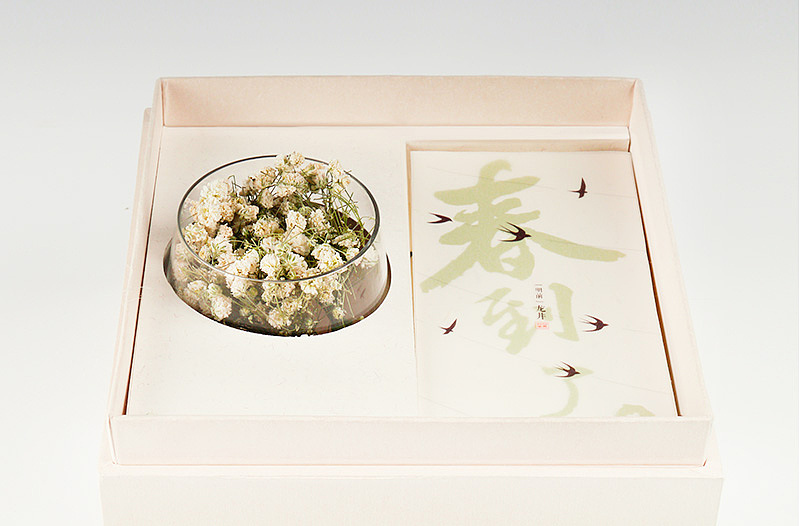 礼盒装中,我们增加了一款适合于冲泡龙井茶的玻璃杯。