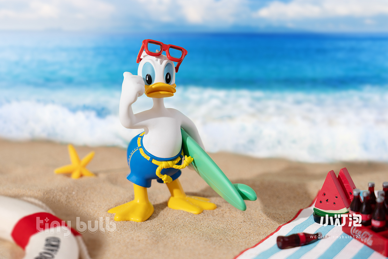 盲盒拍摄｜名创优品冲浪唐老鸭 海边场景拍摄（图ZMjkyMDQ2NzMy） - 产品摄影 - 站酷设计师小灯泡视觉I潮玩原创素材 - 站酷ZCOOL