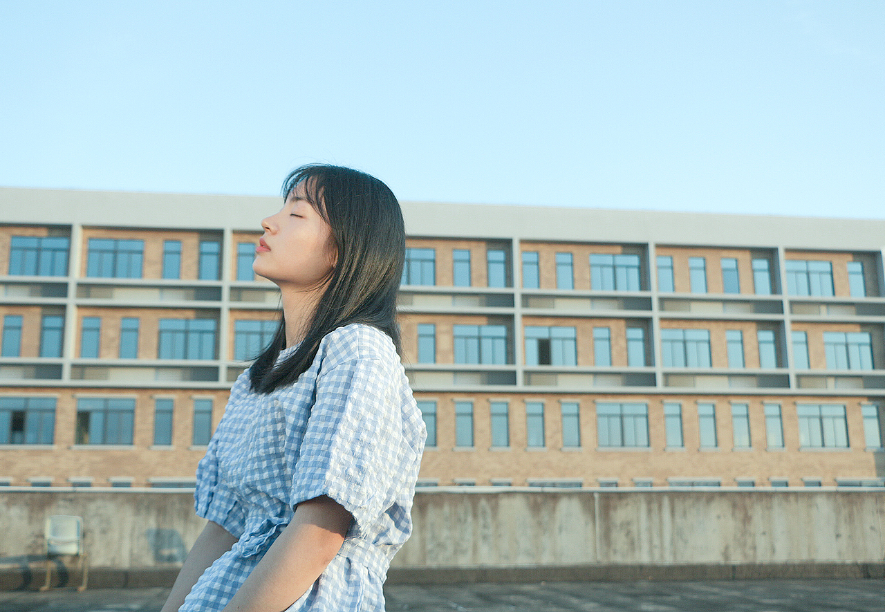 天台上柔和的你（图ZMTIyMjk1NDQ4） - 人像摄影 - 站酷设计师南巷摄匠原创素材 - 站酷ZCOOL