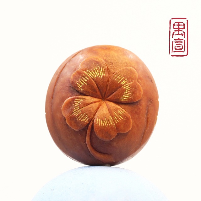 《幸运草》龙纹桃核雕刻