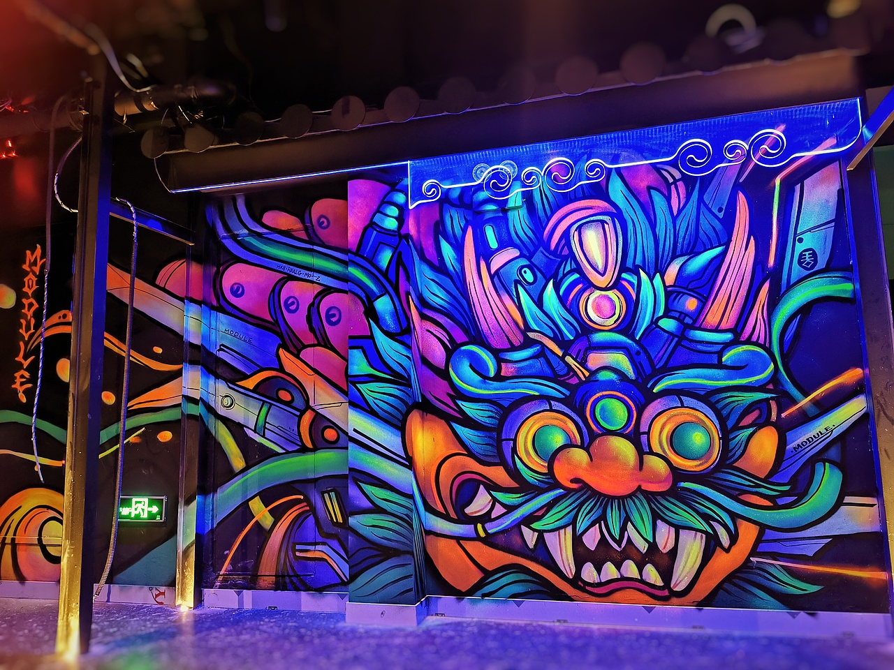 赛博朋克龙头插画77墙面荧光涂鸦