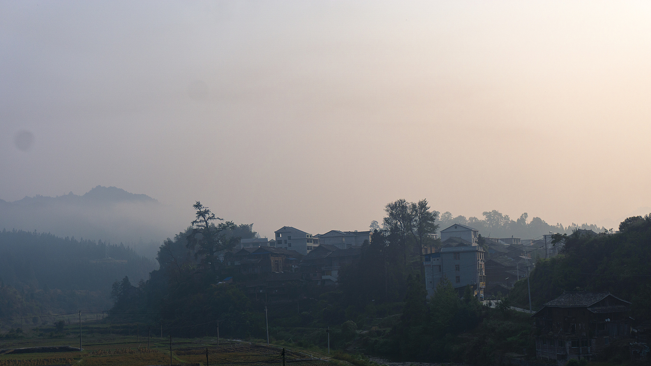 晨曦下的侗寨