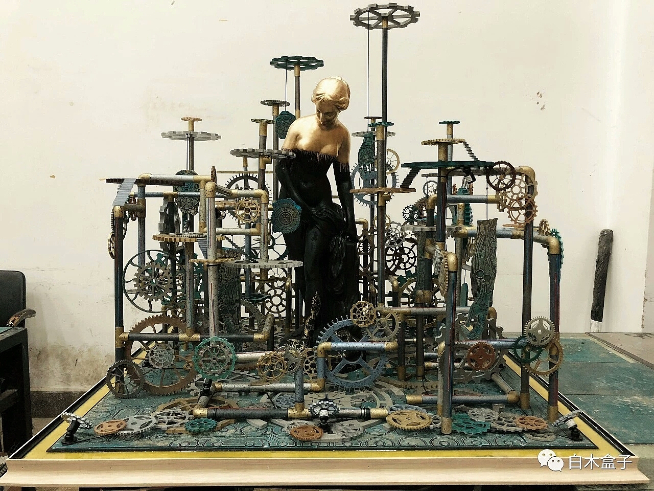 环境式舞台模型,根据莎士比亚《巴黎圣母院》花四个月时间制作的,表面布满大大小小几百个齿轮造型,底座是青铜材质的电路板阴刻手法制作,并且在里面注满红蓝两色的荧光树脂材料当做血管,管道上面是跟底座衔接的血管元素进行设计上的过度,中间的石膏颜色的处理也具有文本当中的时代特点符合中世纪黑暗而又神秘的特点,表面的血管元素将石膏,管子,以及底座进行完美的衔接与过度。作者将文本当中的情绪与元素进行大胆的设计最终转换成可视的视觉符号。