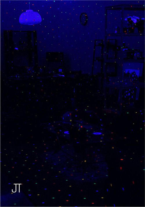 第十部分：我在这里，却了无一物（I'm Here,But Nothing)
蓝黑色的空间内，寻常的家具上覆盖的荧光色波点贴纸在微光中闪烁，渐渐地，观众看不到家具，只看得到波点，如入梦境<br>