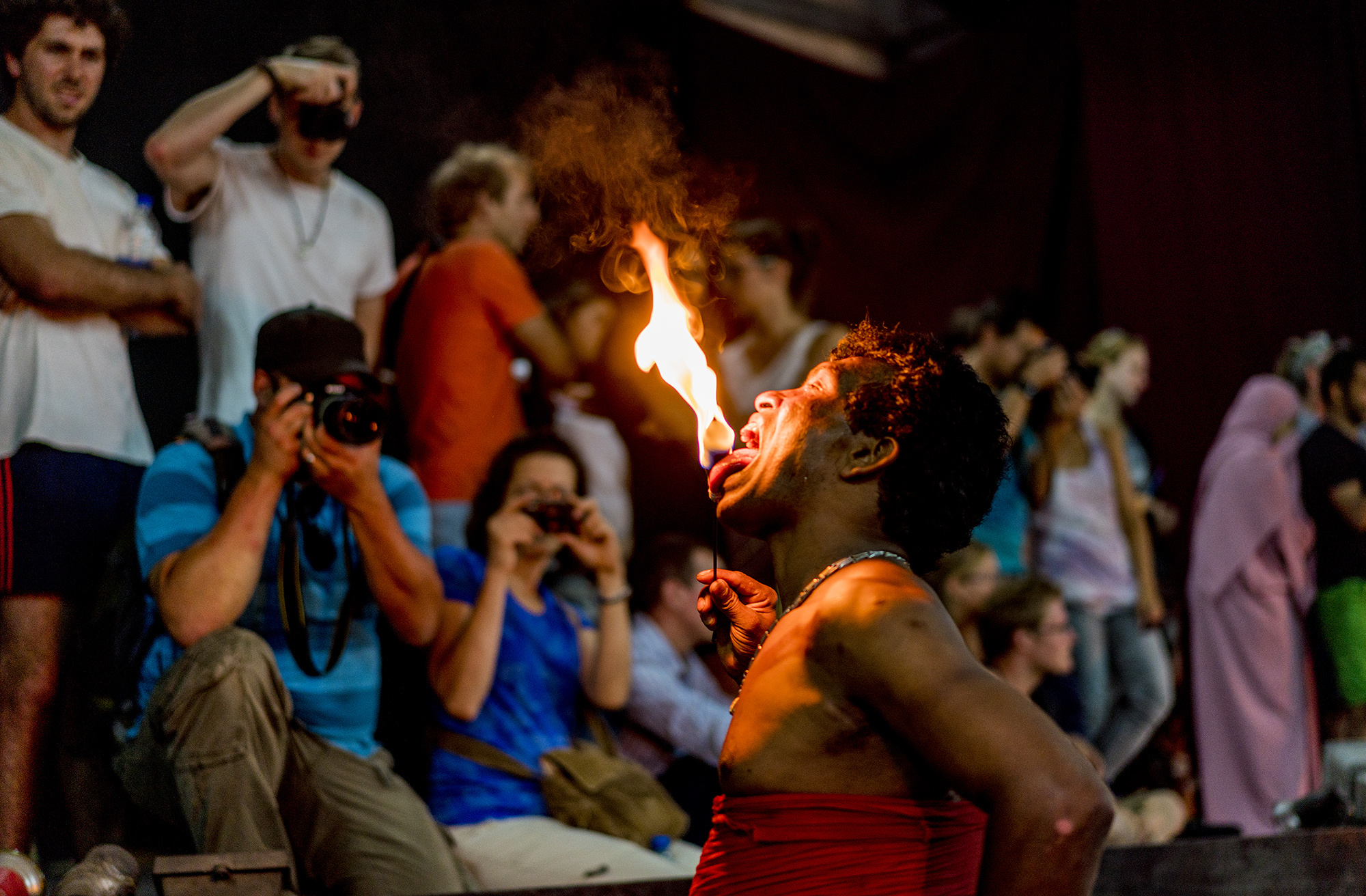 卖力的吞火表演者