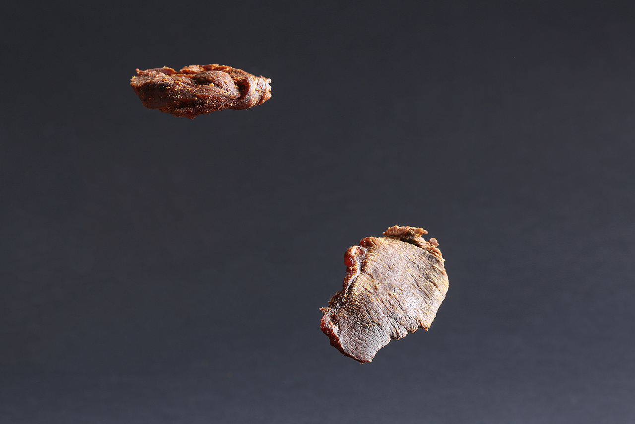 牛肉干创意场景拍摄电商静物摄影mo2摩图（图ZOTQ3NjY1MzI=） - 产品摄影 - 站酷设计师mo2摩图原创素材 - 站酷ZCOOL