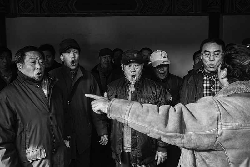 天坛公园唱红歌的人群