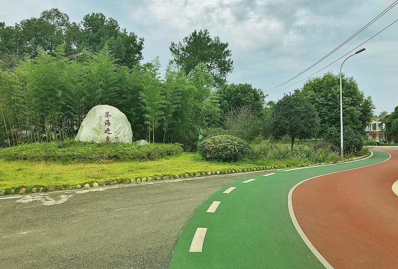 传说有一种鸟,一生只会落地一次,<br>500年她便涅磐重生,<br>正像麟凤村名字赋予的意义,<br>栖于茶田花海,与时光践行,<br>重新焕发生命光彩,<br>归心、归田、归生活,<br>一种新的乡村美学方式正在盛开。<br>