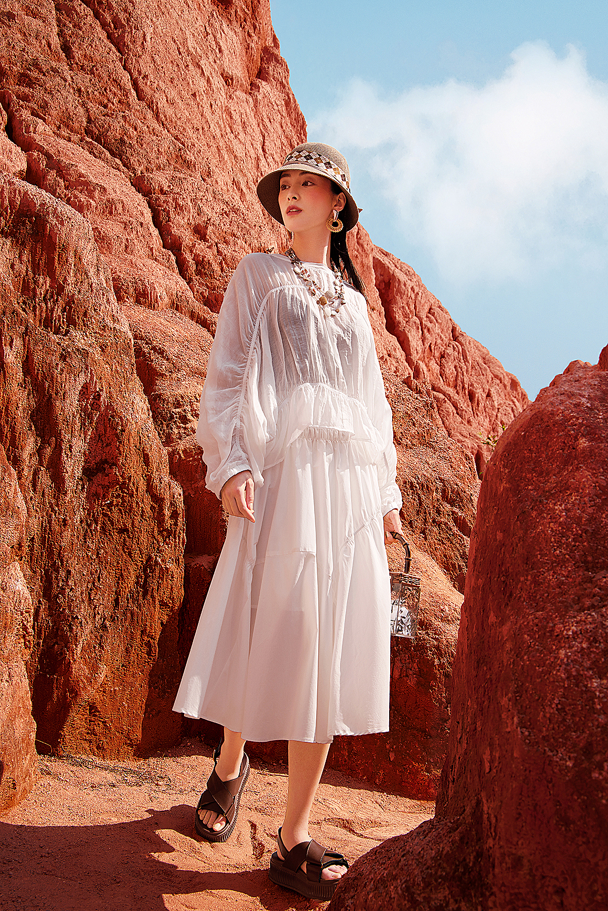 服装x女装外景摄影（图ZMzAxOTI3NzQ0） - 人像摄影 - 站酷设计师万雾视觉摄影策划原创素材 - 站酷ZCOOL