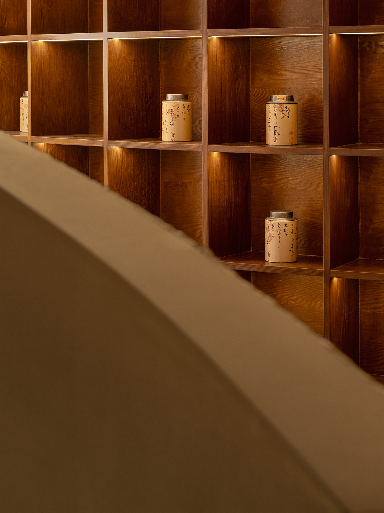 01茶马古道中的“情绪印记”
<br>设计师于滇南文化中截取了“茶马古道”这一情感意向,在赋予了空间的形态感知下也给空间带来了静谧的情绪体验。透明洁净的落地玻璃窗,一条条婉转曲折的小路,仿佛时间的旅行者,看见了历史的间隙碎片。以大小不同的圆形切割空间,由此而形成错落的流动路径,引导人群的不同情绪体验。