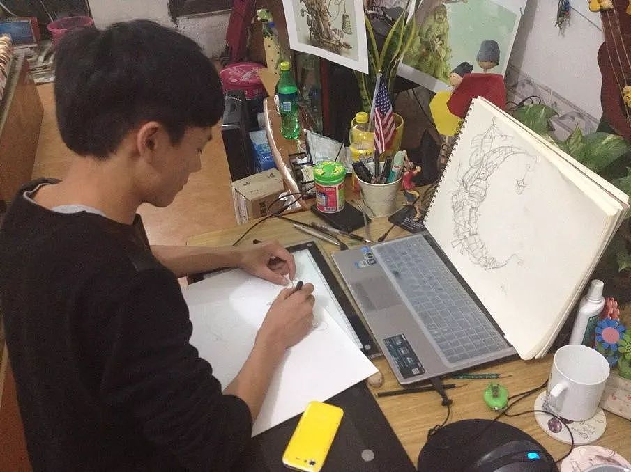 所以他设计了毕设主角
一个外表丑陋<br>但是内心温暖的家伙<br>它就是安戈力