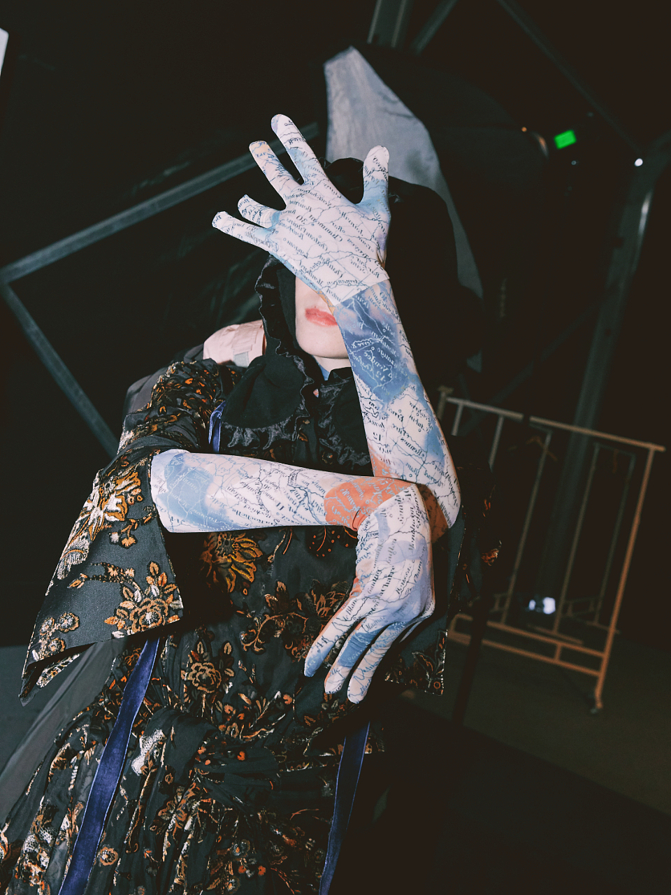 WANCAOYI菀草壹 秀场后台花絮（图ZMzA3MDAyODcy） - 产品摄影 - 站酷设计师摄影师UnaWong原创素材 - 站酷ZCOOL