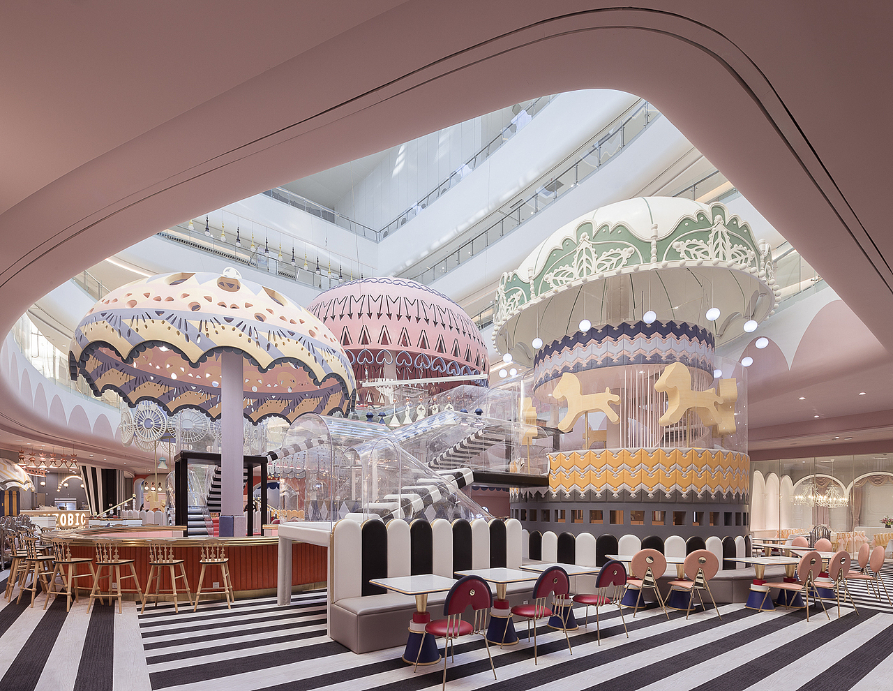 
项目美学概念来源于对情景模式的抽象化，并不采取风格解读，只对色彩及构图做出统筹性整合。因项目坐落地处杭州临江边，所以全场构图思想来源于自然风光给予的美好启发。<br><br>