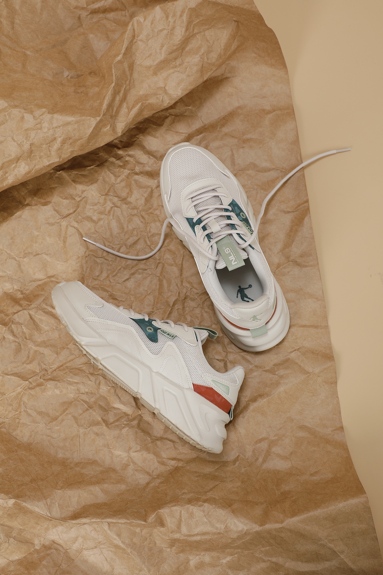 【修图】复古风休闲鞋牛皮纸和麻布背景修图