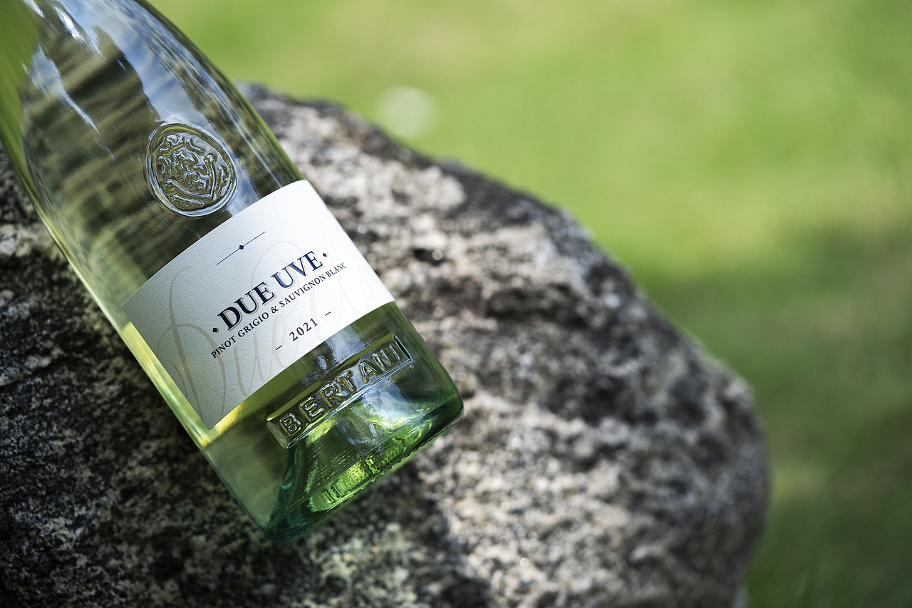 瓶子的多种拍法 - 2021-2022作品集（图ZMzEyNzIyOTMy） - 产品摄影 - 站酷设计师韋韋韋維斯原创素材 - 站酷ZCOOL