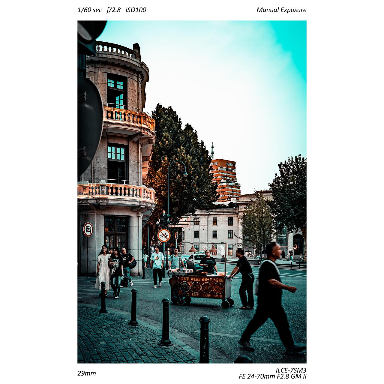 武汉傍晚街头-中欧穿梭