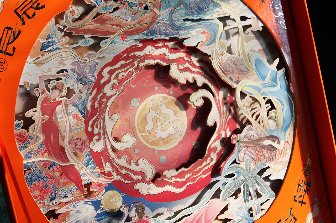 4大美人围绕一轮明月首尾相接盘旋共生