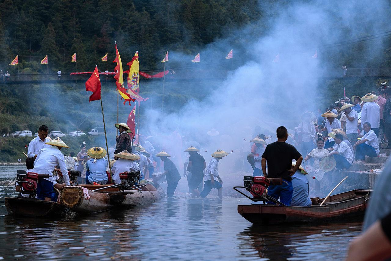 清水江畔独木龙舟