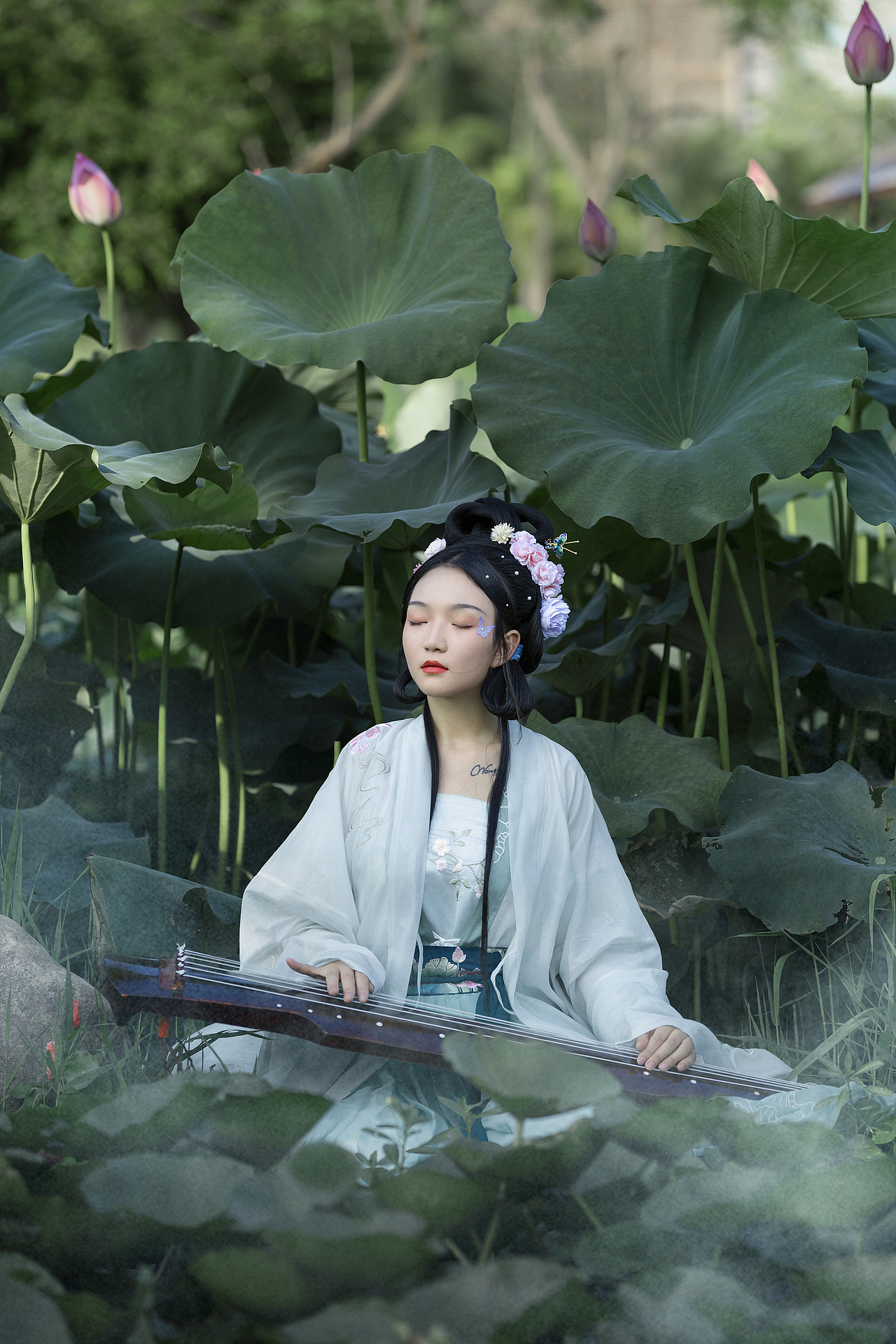 荷花繁茂，盛夏时光（图ZMzExMDY4ODYw） - 人像摄影 - 站酷设计师PHOTO龐原创素材 - 站酷ZCOOL