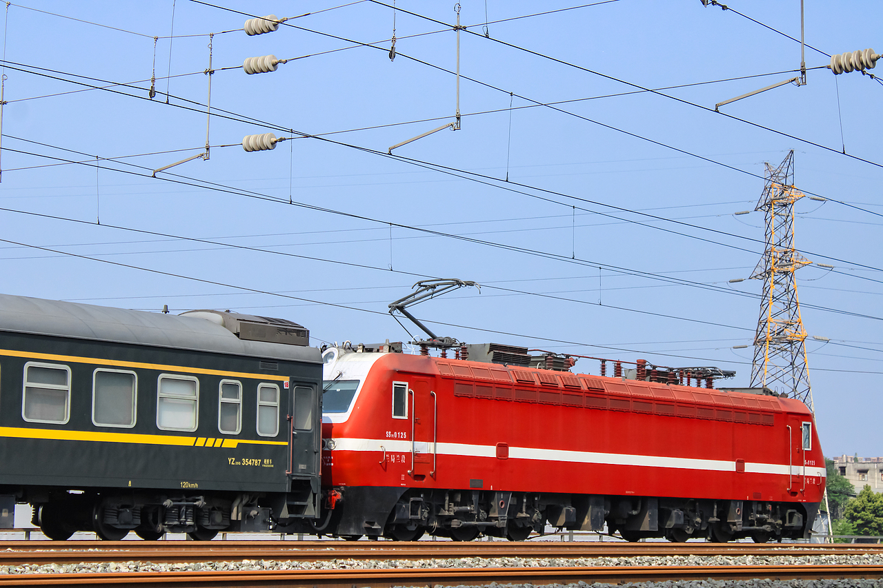 由成都西开往喀什的客车K452次绿皮火车。
本务为韶山7E型电力机车,局端配属为兰局兰段,车号为125号。<br>K452/K453次列车是一列空调快速旅客列车,始发站是成都站,终点站是喀什站,由中国铁路乌鲁木齐局集团有限公司运营,全程距离为3948公里。<br>列车本务后挂25G硬座车,车号为354787。