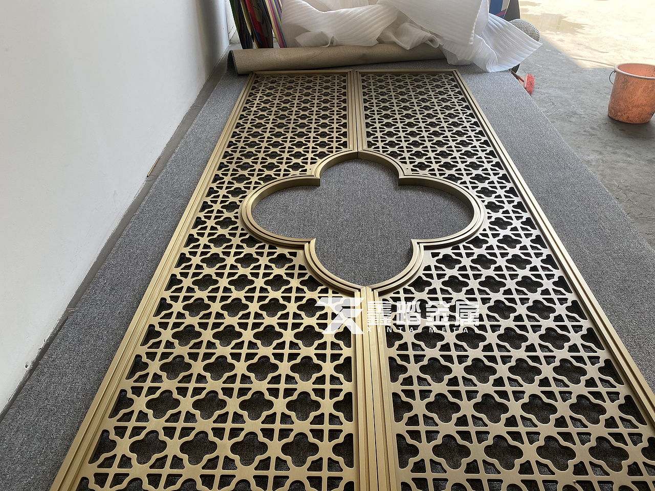 高档西餐厅铝板镂空雕花隔断 家装玄关铝艺雕花屏风