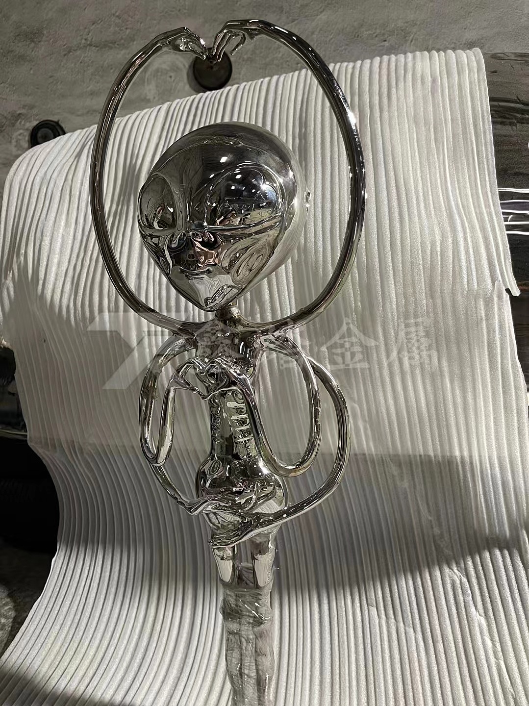 科技感爆棚 纯手工打造不锈钢外星人雕塑 艺术无边界