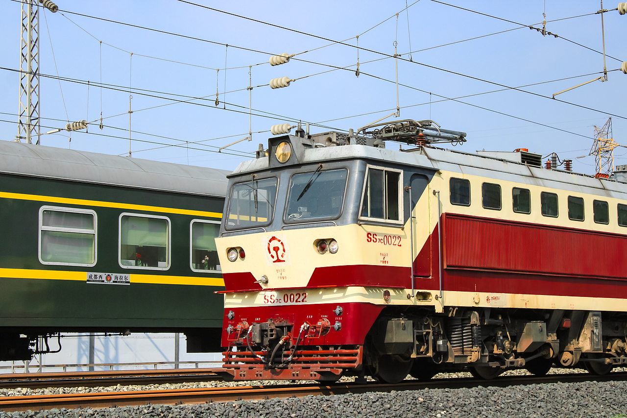 列车K997次由海拉尔开往成都西的绿皮火车,经成灌联络线去安靖方向。本务使用西局西段韶山7D型电力机车,车号为51号。
列车0K191次由成都客机所开往成都西担当当日K194的绿皮火车,经成安单线去安靖方向,本务使用成局成段韶山7C型电力机车,车号为22号。<br>因当日K997在达成线造成晚点的情况,驶入成灌联络线以后和0K191在安天线和成灌线并线处同向并线行驶。