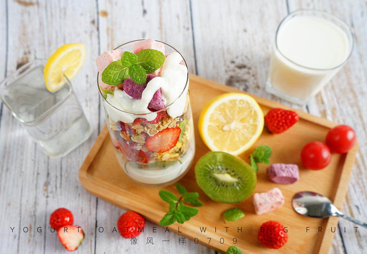 小圆饼干/酸奶麦片/豆乳威化/咸蛋黄饼干等零食摄影图