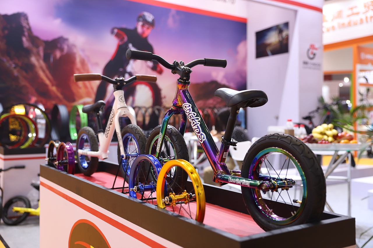 cog pro 儿童滑步车上海国际自行车展|摄影|产品摄影|悟空体育_原创