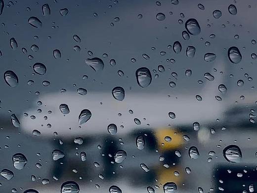 下雨天如何拍出雨滴、雨丝的效果?拍摄器材的选择