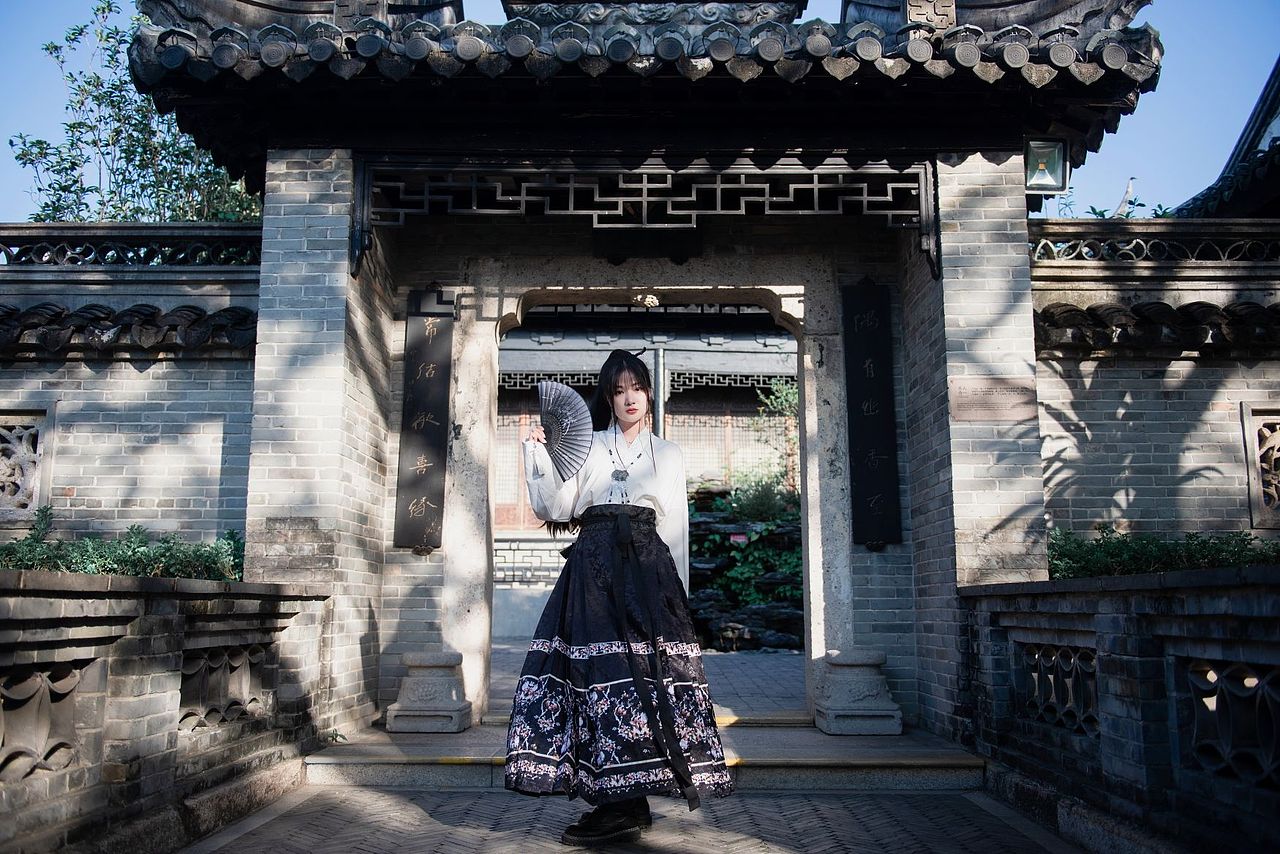 马面裙人像（图ZMzU3MzE0NDg4） - 人像摄影 - 站酷设计师sundayxeon原创素材 - 站酷ZCOOL