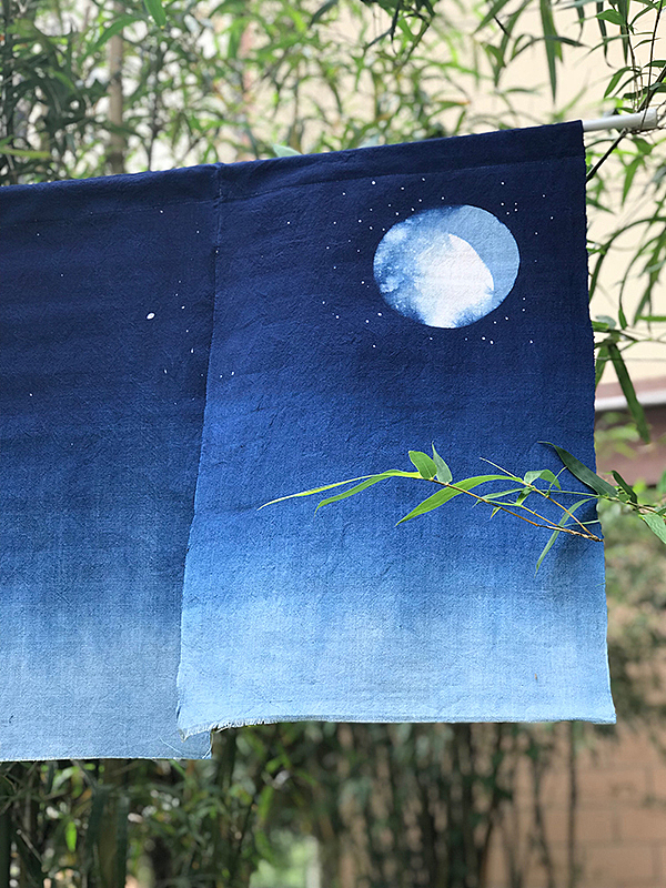 染一枚月亮庆中秋。