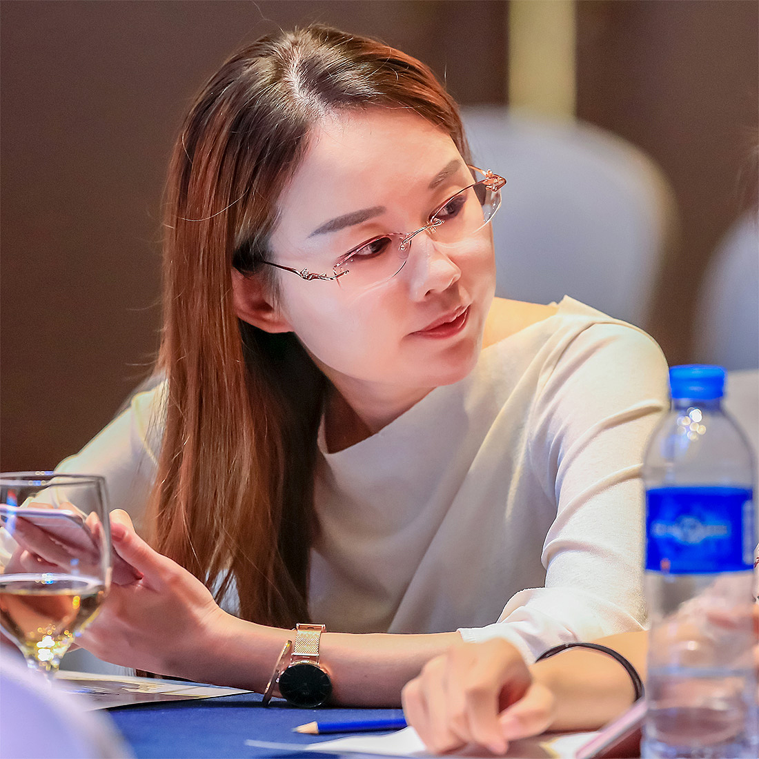 坐在后排的女孩——会议人像(二十四)