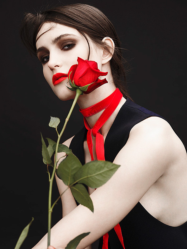 Black & Red & White-玛丽亚邦达尔丘克封面大图