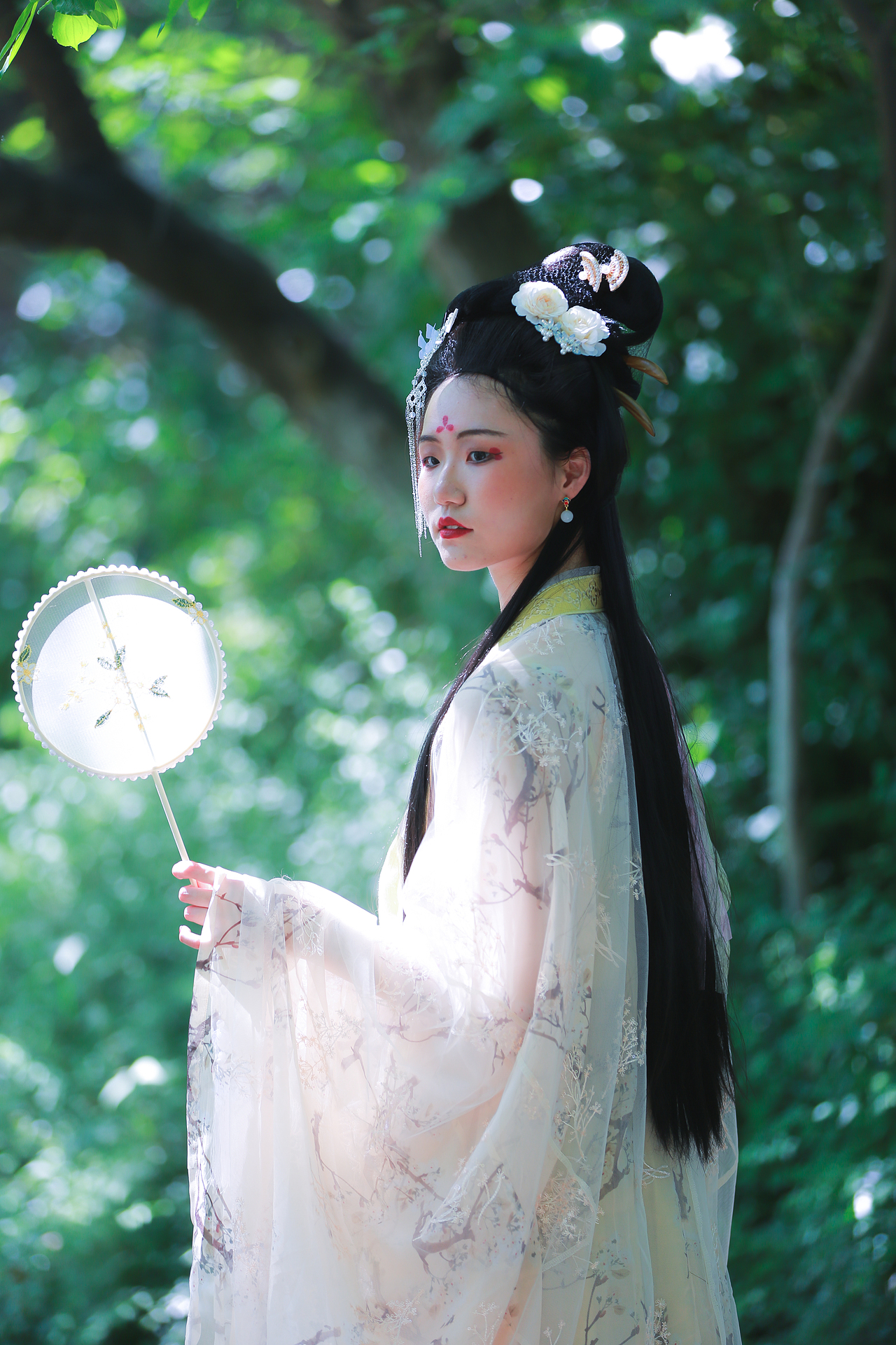 云想衣裳花想容,春风拂槛露华浓