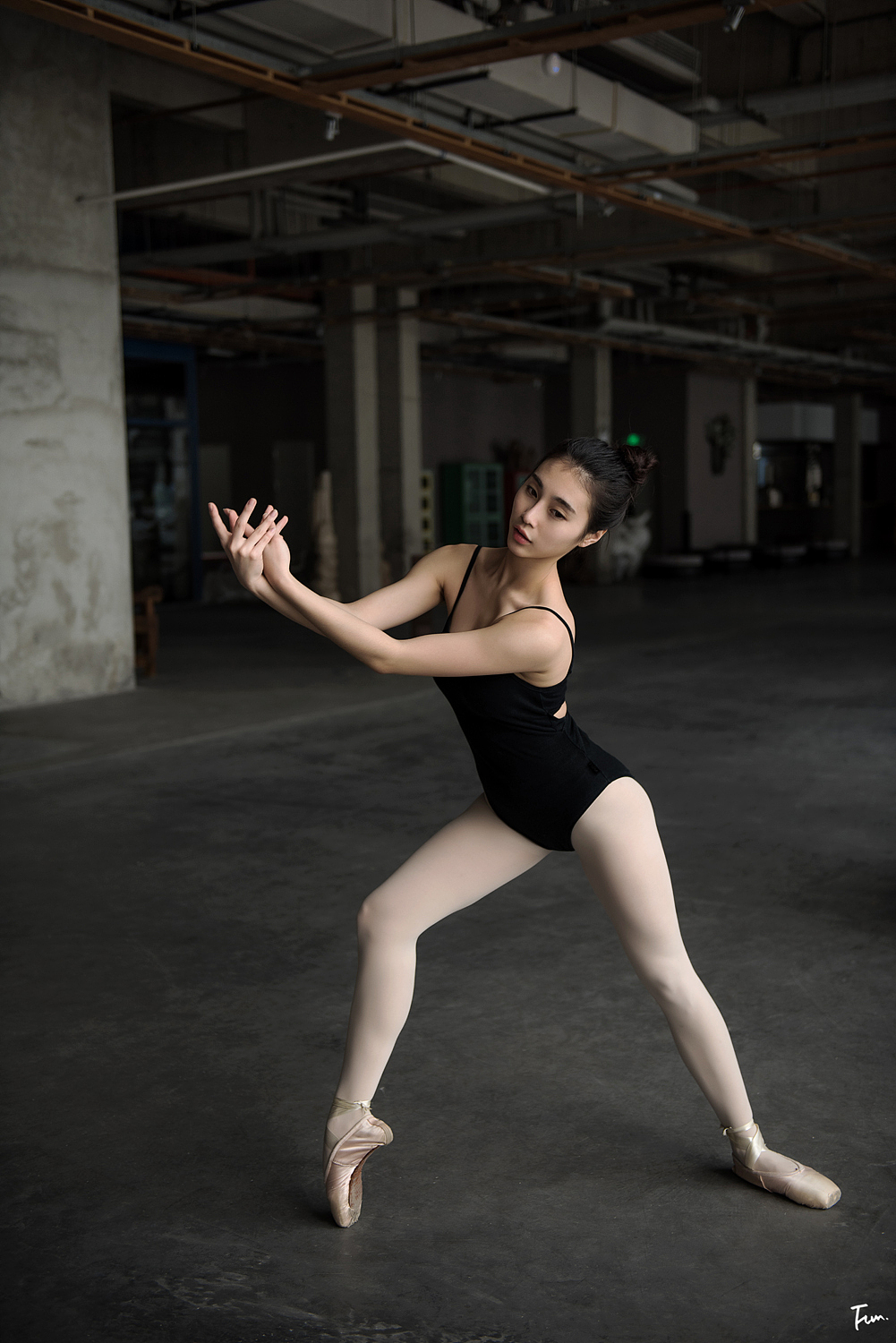 梦想芭蕾
坚强与柔弱<br>勇于面对生活,按照自己的方式,去度过自己的人生。<br>为自己的理想奋斗。<br>摄影&后期:@Fun仔<br>出镜:小麦