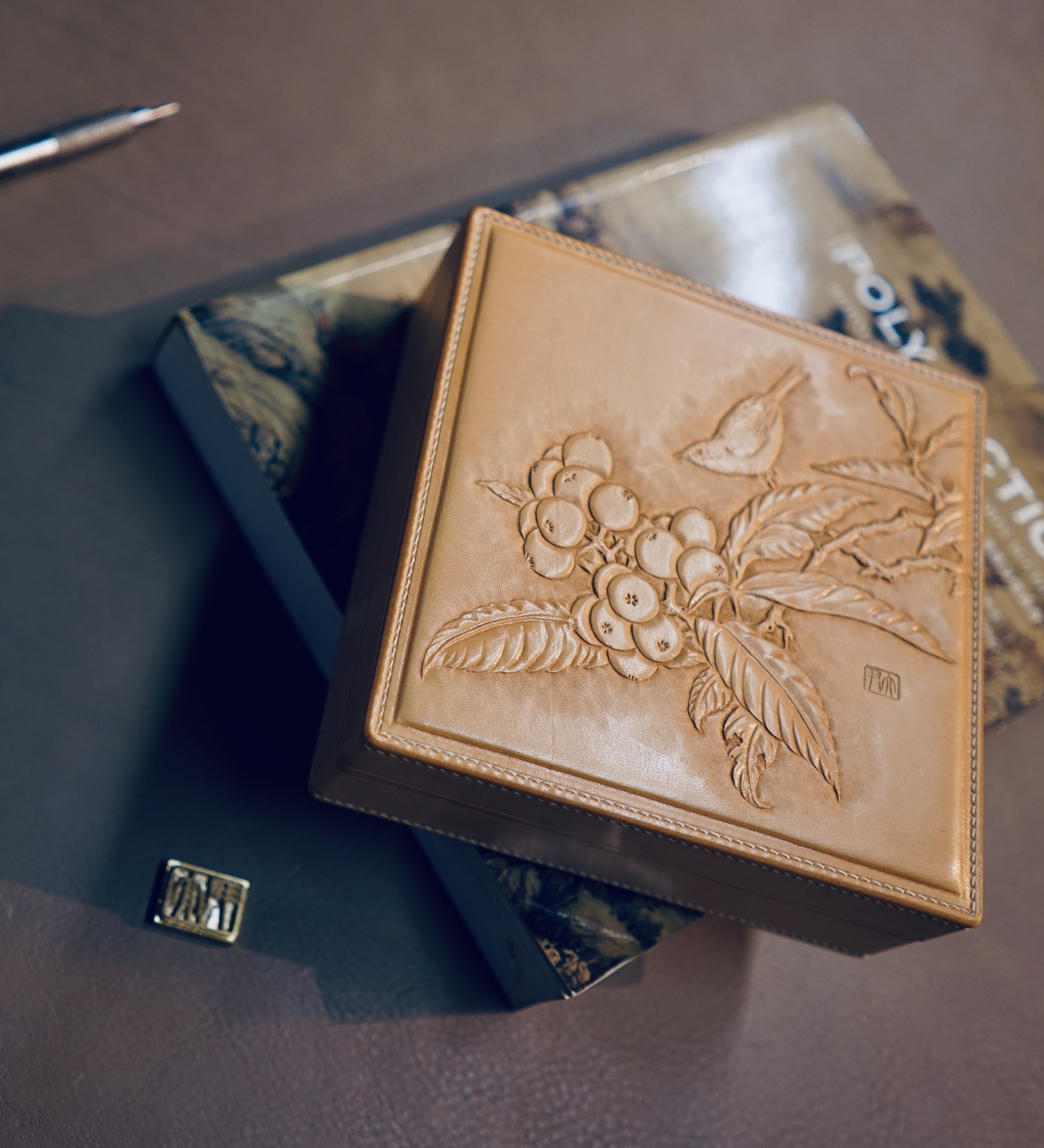 花鸟小品皮雕盒子