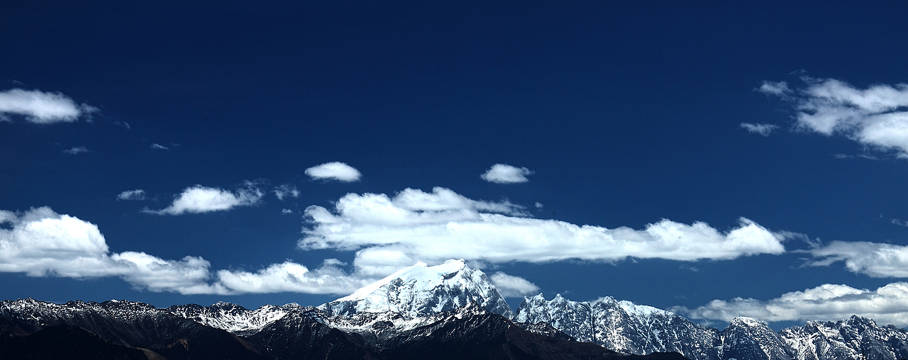 哈巴雪山 “哈巴”为纳西语,意寓为金子之花朵。哈巴雪山因第四纪阿尔卑斯-喜马拉雅构造运动而生,亿万年的 哈巴雪山岁月却依然保持着远古的纯洁。哈巴雪山位列“三江并流”世界遗产8个片区中哈巴雪山片区,是皇冠中闪耀的那颗钻石。哈巴雪山是“世界遗产名录”中最典型的高山针叶林保护区域,丰富复杂的中国—喜马拉雅“成分”为她披上了绚丽的外衣,哈巴雪山主峰海拔5396米,为云南著名的极高山之一,汇集了所有世间的奇迹。