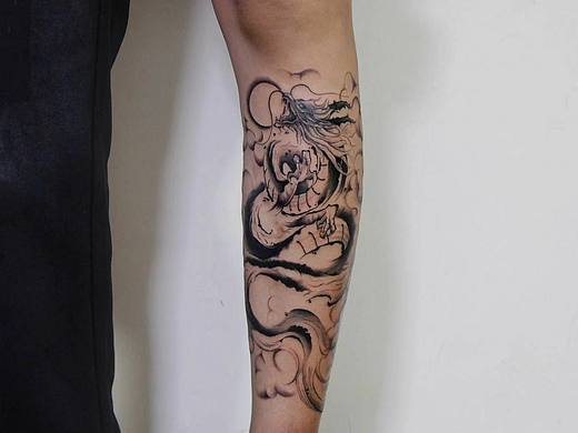 昆明纹身 水墨龙🐉废墟刺青